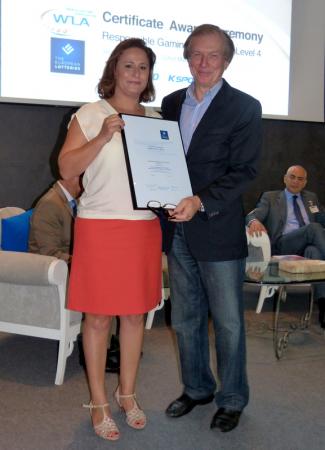 Madame Kabbaj recevant le certificat EL